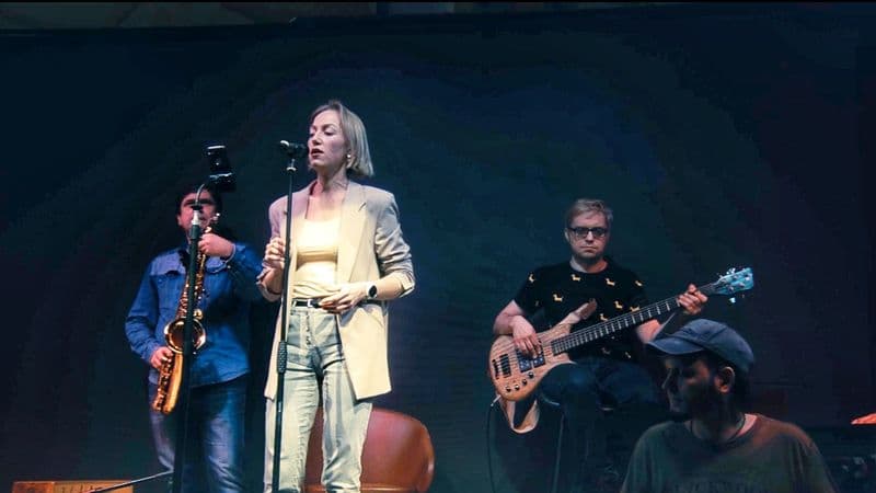 Юлия Горбан с группой на сцене: саксофон, бас, гитара