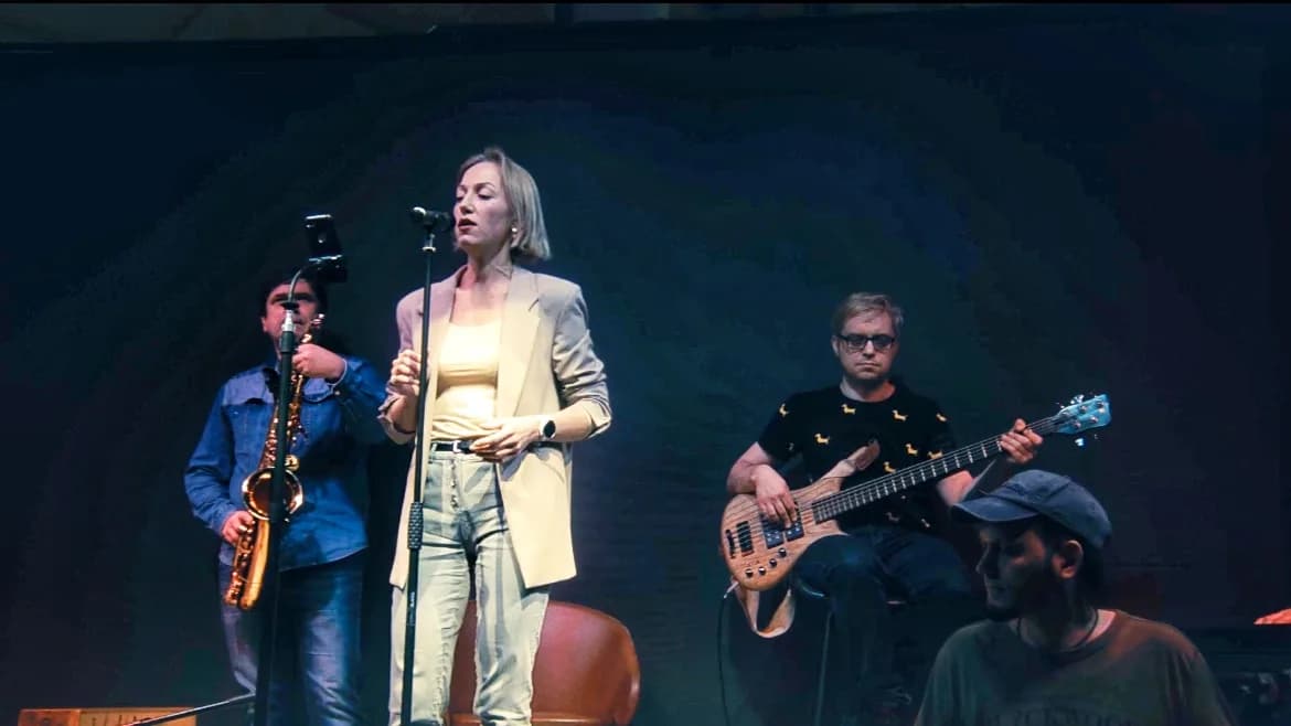 Юлия Горбан с группой на сцене: саксофон, бас, гитара